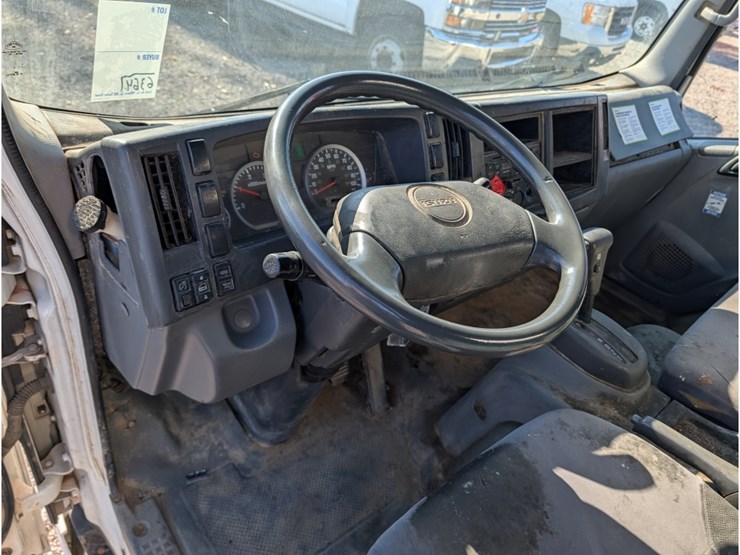 2015-isuzu-npr-image-19