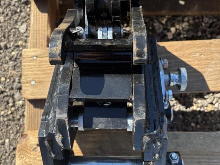 #122-•-ireas-semi-automatic-quick-change-coupler-image-1