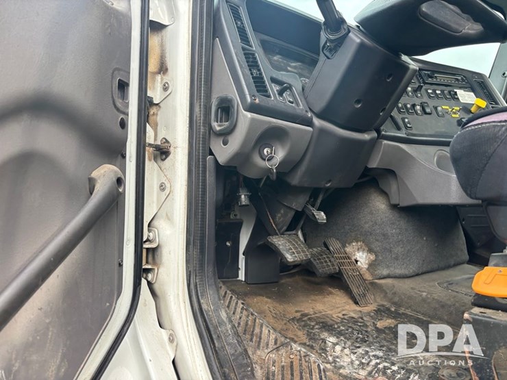 freightliner-114sd-image-70