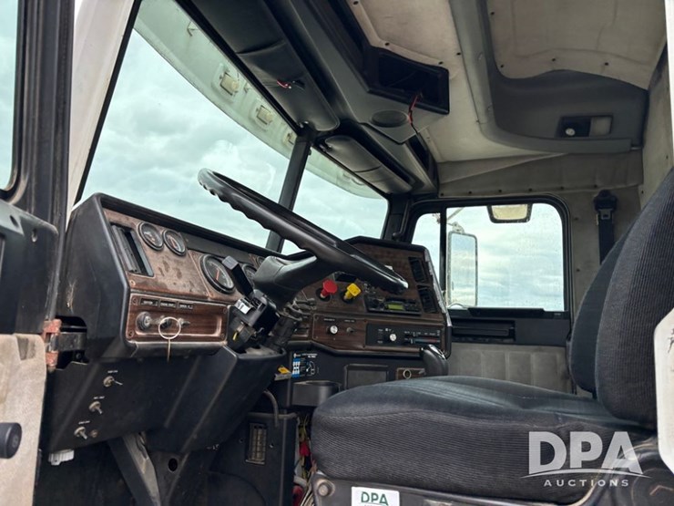 freightliner-fld112-image-76
