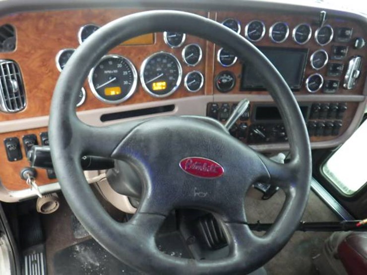 peterbilt-389-image-17