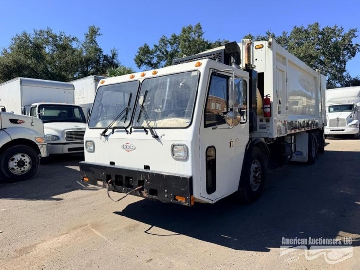 2013-crane-carrier-co.-garbage-truck-image-1