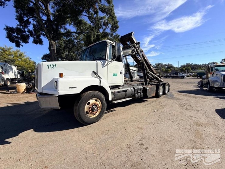 2000-volvo-wg-roll-off-truck-image-3