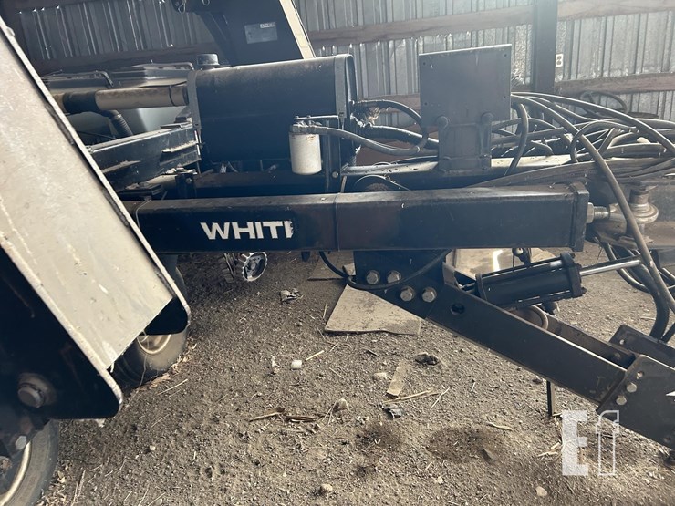 2004-white-8516-image-2