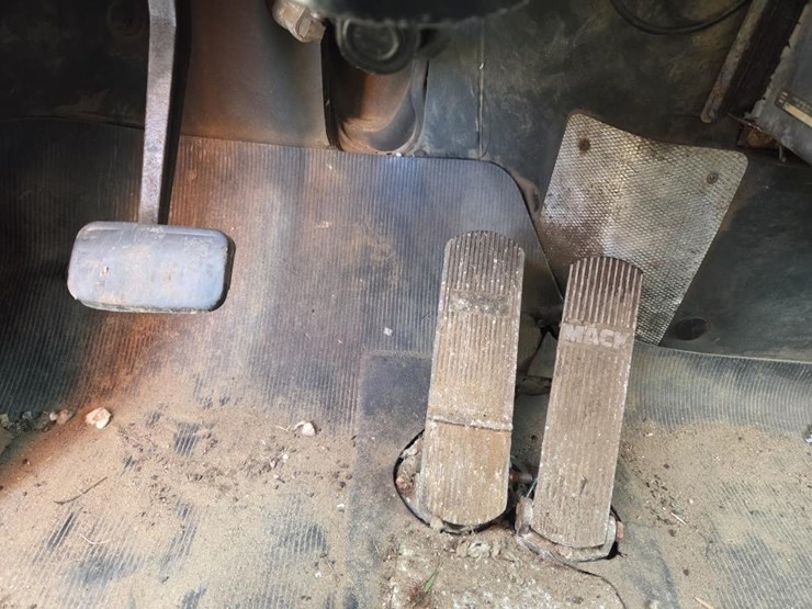 mack-rd690s-image-75