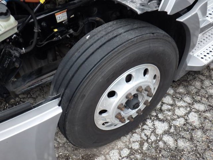 2019-freightliner-cascadia-126-image-27