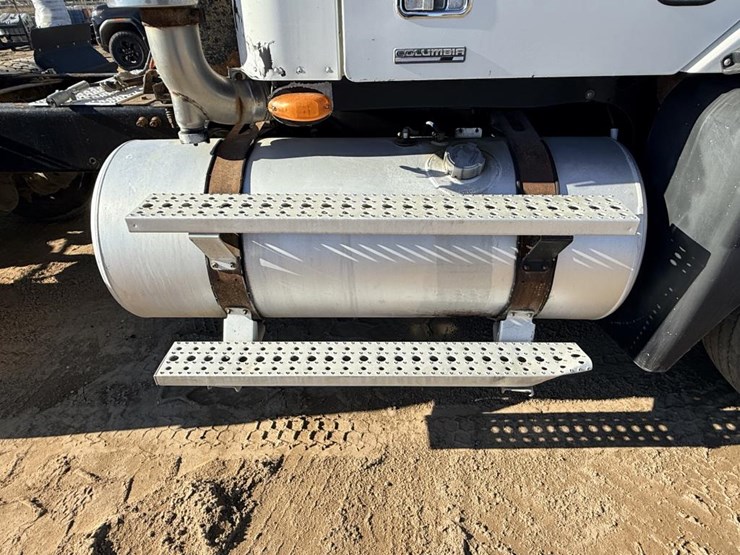 2007-freightliner-columbia-120-image-13