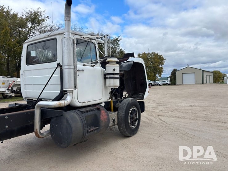 1985-mack-r686st-image-44