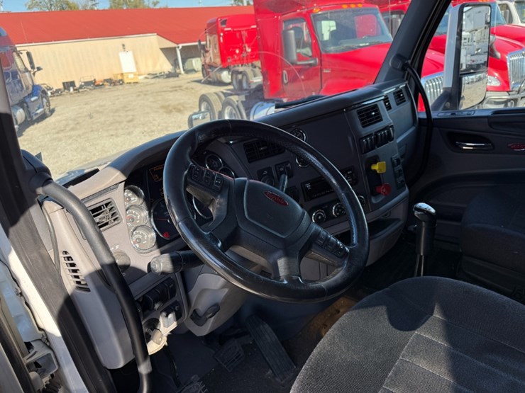 2015-peterbilt-579-image-16