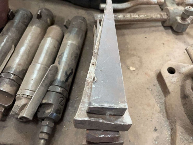 4'-x-8'-steel-shop-table,-vise,-&-contents-image-7