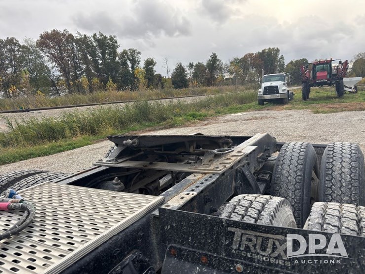 peterbilt-385-image-51