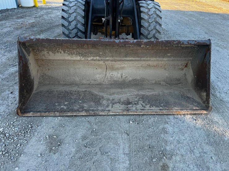 2011-deere-204k-image-9