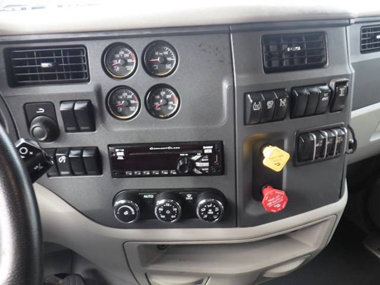 peterbilt-579-image-24