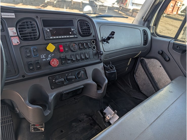 freightliner-108sd-image-33