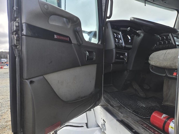 2013-kenworth-t660-image-40