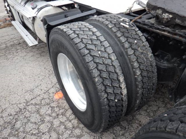 freightliner-cascadia-126-image-12