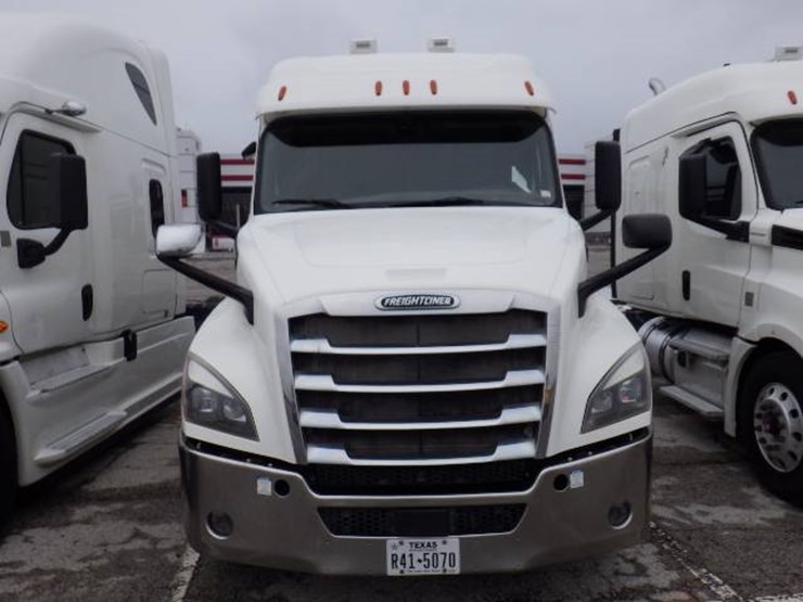freightliner-cascadia-126-image-2