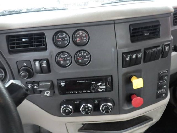 2019-peterbilt-579-image-17