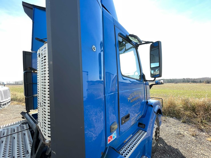 #202-•-2015-volvo-semi-tractor-(has-wi-title)-(denmark,-wi)-image-42