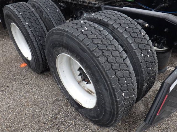 2019-freightliner-cascadia-126-image-13