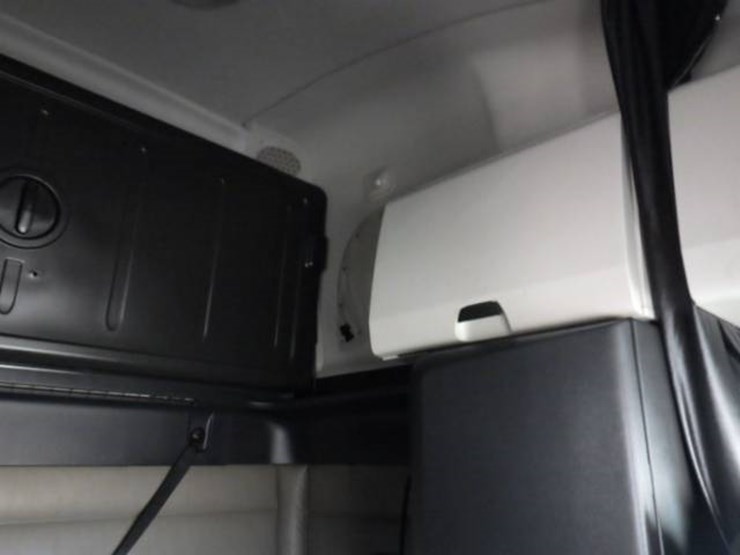 2021-freightliner-cascadia-126-image-8