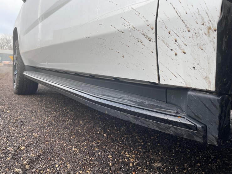 2019-chevrolet-suburban-image-15