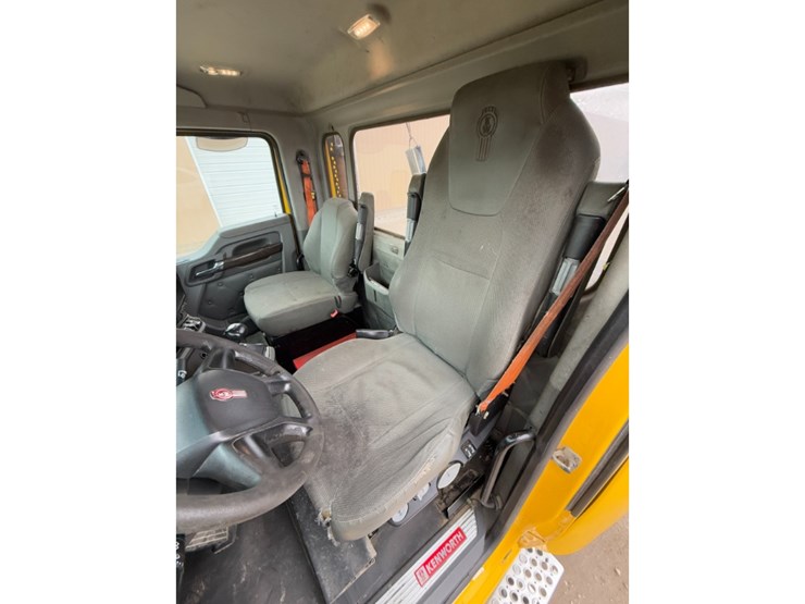 2019-kenworth-t880-image-12