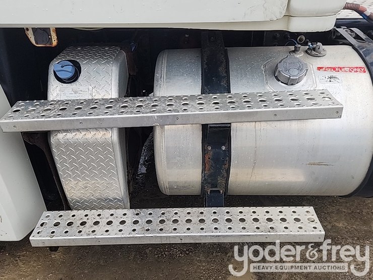 2019-freightliner-cascadia-126-image-16