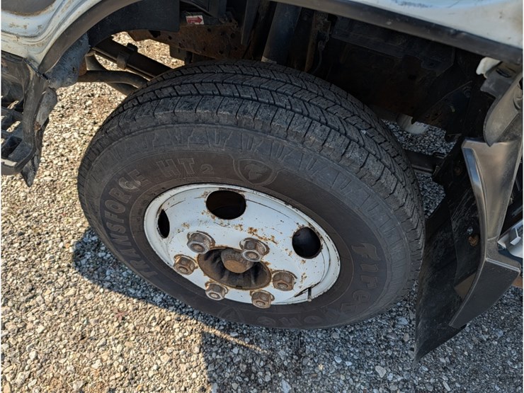 2015-isuzu-npr-image-12