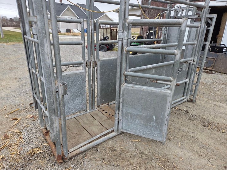 cattle-chute-w/-palpation-cage-image-15