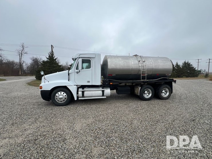 1999-freightliner-flc120-image-3