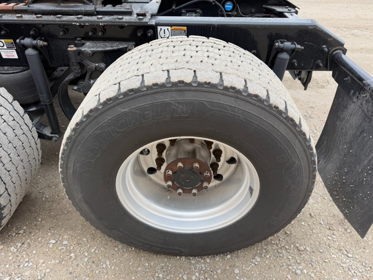 2019-kenworth-t680-image-23