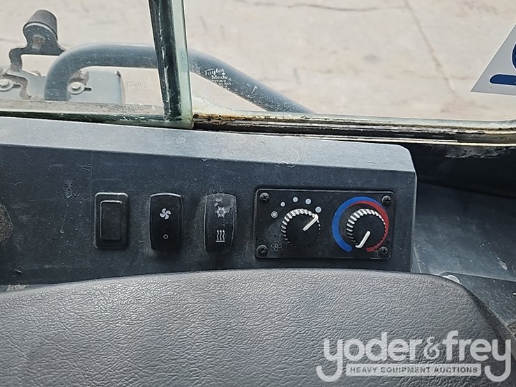 2018-deere-650k-image-32