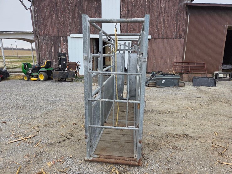 cattle-chute-w/-palpation-cage-image-13