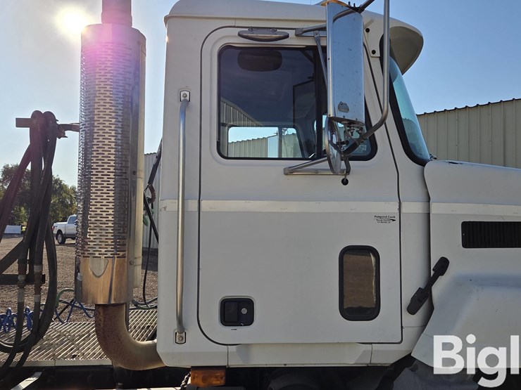 2002-mack-ch613-image-14