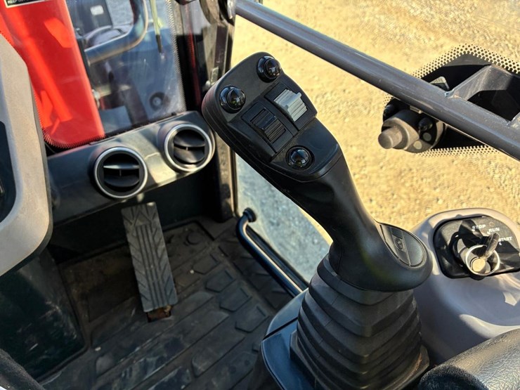 2022-kubota-r640-image-29