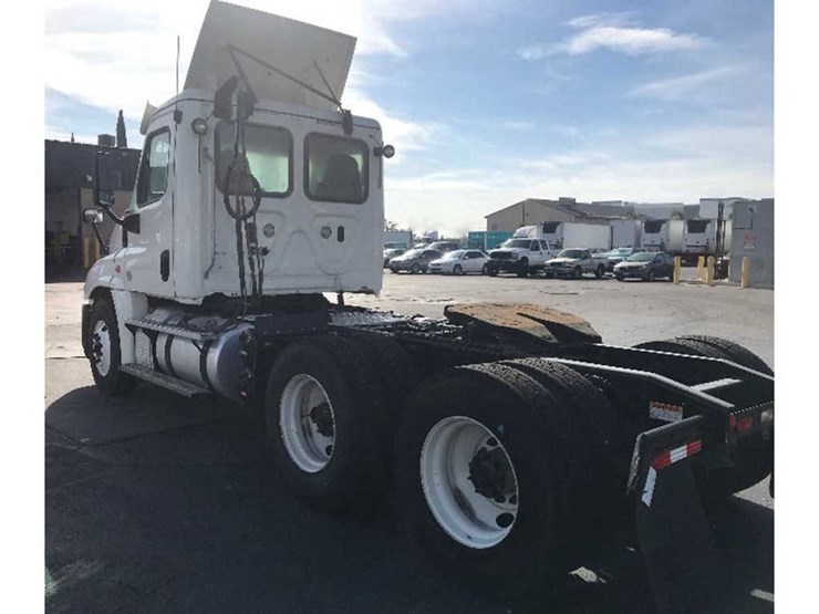 2019-freightliner-cascadia-125-image-2