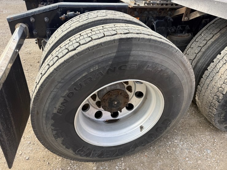 2019-freightliner-cascadia-126-image-12