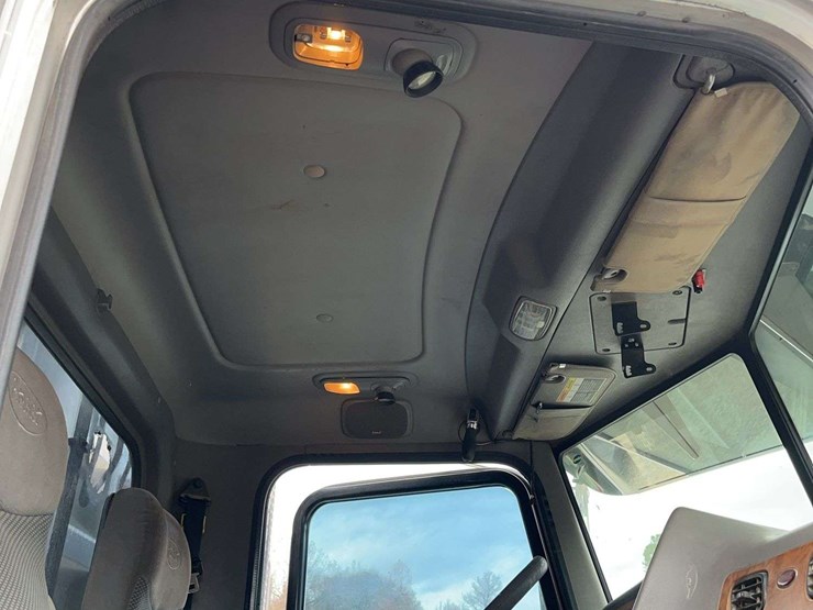 2009-peterbilt-389-image-18