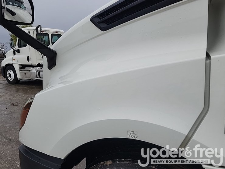 2019-freightliner-cascadia-126-image-15