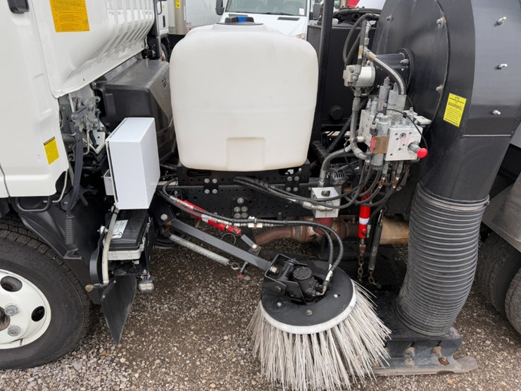 2023-isuzu-npr-image-8