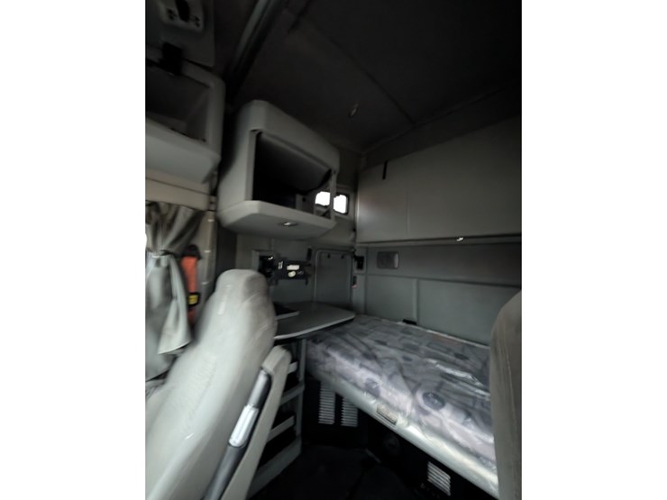 2019-kenworth-t680-image-21