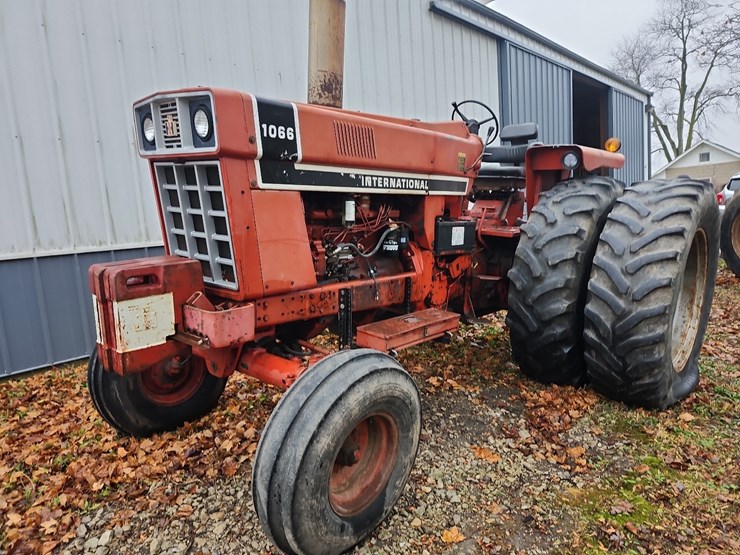 1976-ih-1066-diesel-tractor-image-1