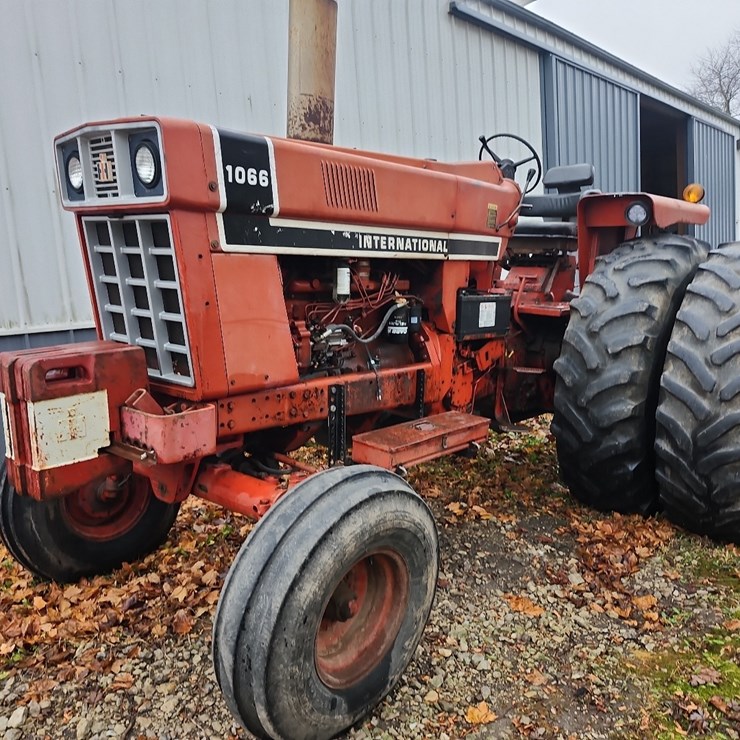 1976 IH 1066 diesel tractor