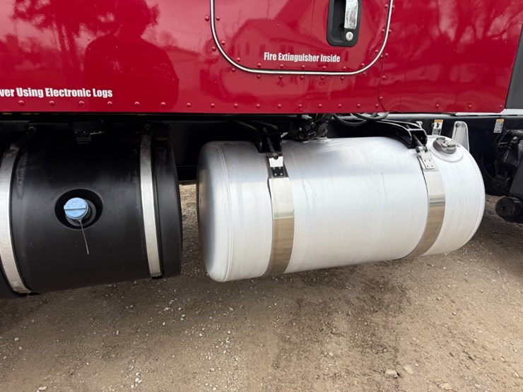 2020-peterbilt-579-image-9