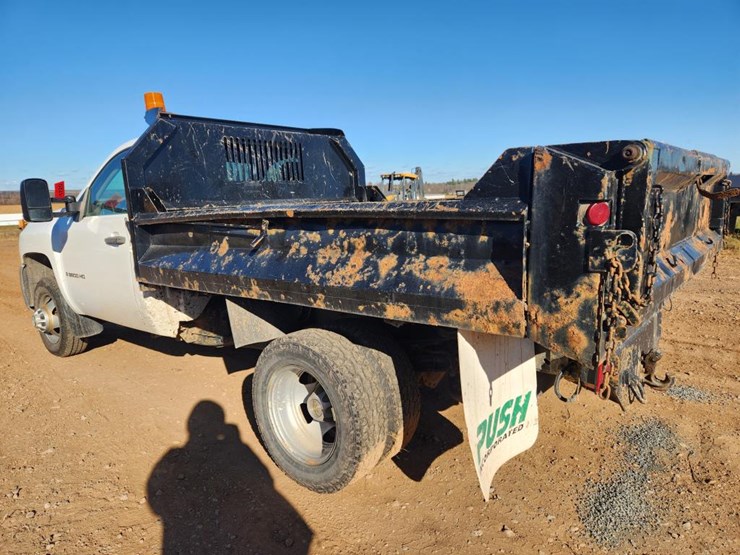 2009-chevrolet-3500-image-3