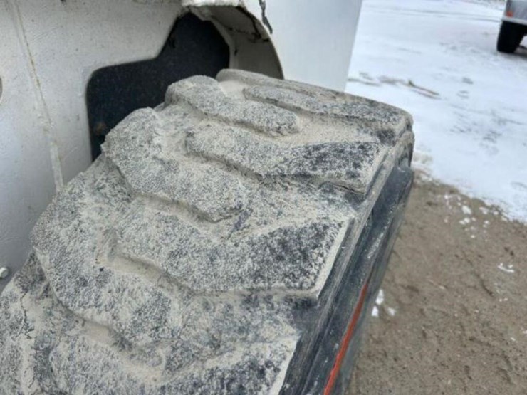 2010-bobcat-s300-image-25