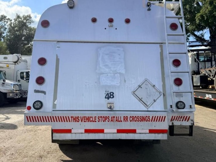 peterbilt-330-image-3