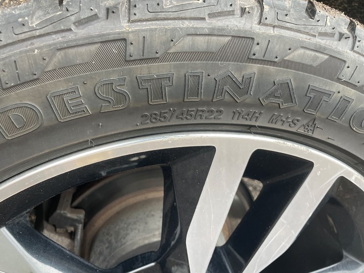 2019-chevrolet-suburban-image-22