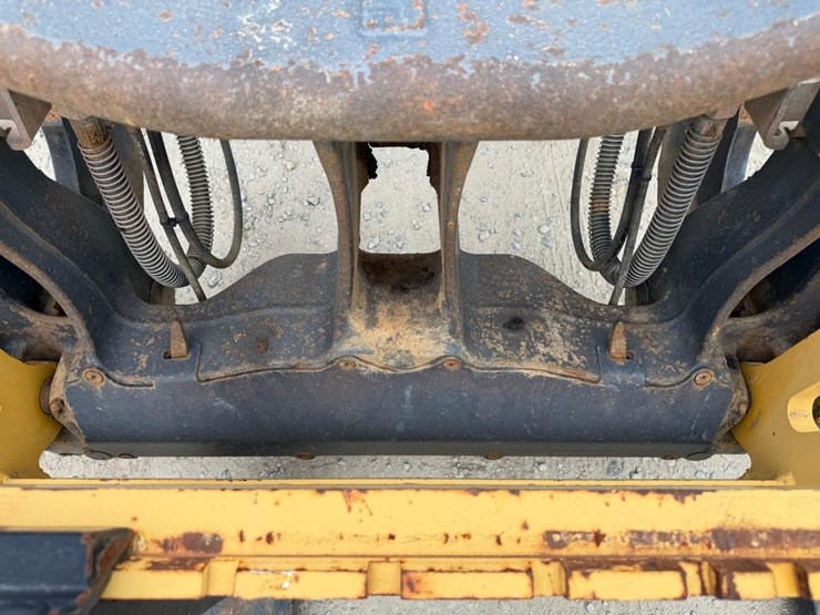 2020-deere-344l-image-12